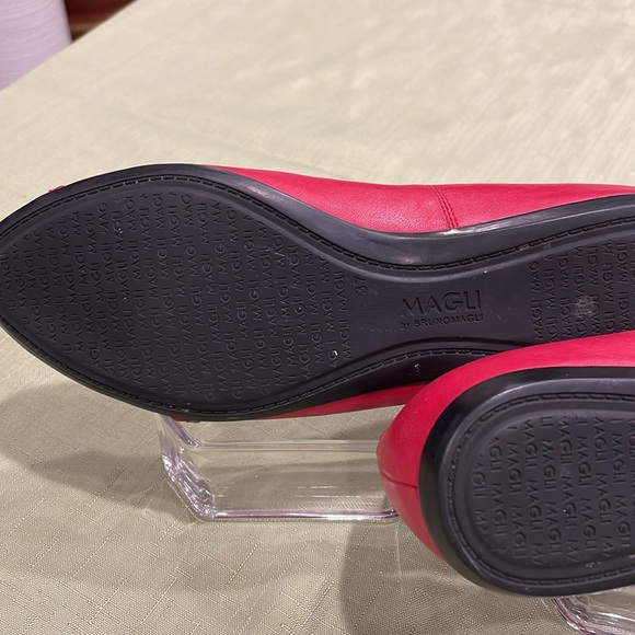 Bruno Magli red flats. Rubber soles and weaved patent bow accent. Nice Sz 37. - Picture 8 of 14